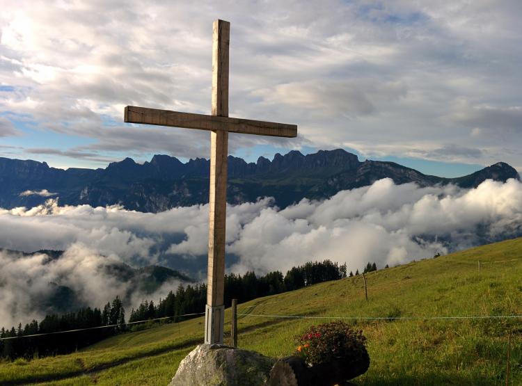 Kreuz vor der Hirtenhütte im Ebenwald