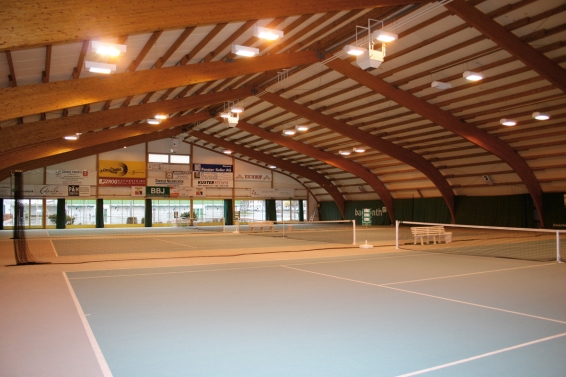 Innenansicht der Tennishalle Grünfeld