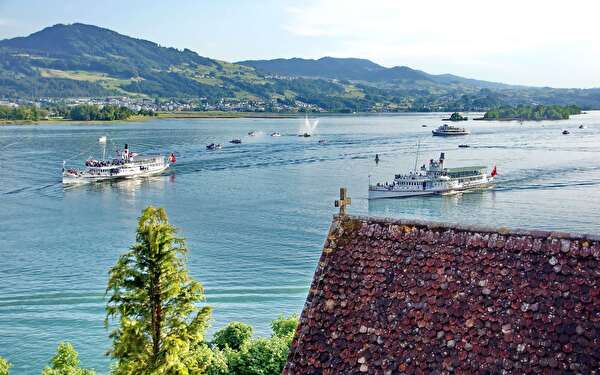 Ankunft eines Kursschiffes im Hafen Rapperswil