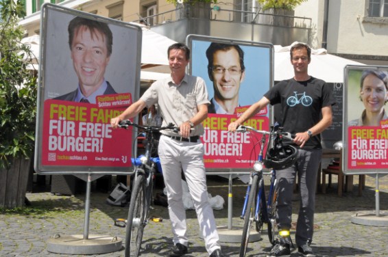 Stadtpräsident Erich Zoller und Stadtrat Thomas Furrer lancieren die neuen Plakate