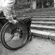 Rollstuhlfahrer vor Treppehindernis (Foto: myhandicap)