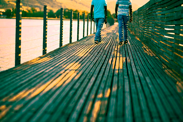 Zwei Menschen laufen auf dem Rapperswiler Holzsteg.