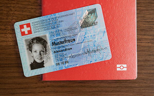 Abbildung einer Identitätskarte auf einem Schweizer Pass