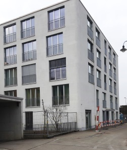 Abschrankung vor dem Eingang