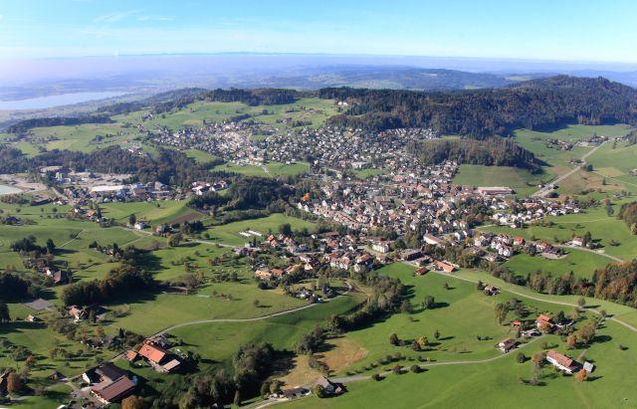 Bäretswil - im Hintergrund der Pfäffikersee