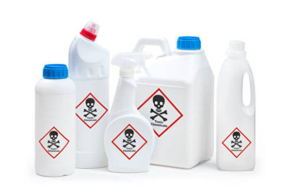Weisse Plastikflaschen mit schwrazen Totenköpfen drauf welche Giftstoffe symbolisieren
