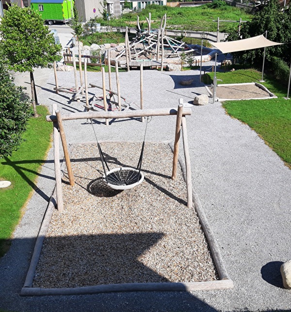 Spielplatz Schulhaus Dorf