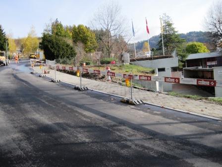 Am Strassenrand werden noch Abschlussarbeiten erledigt