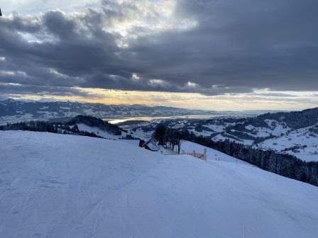 Skipiste mit Berglandschaft im Hintergrund
