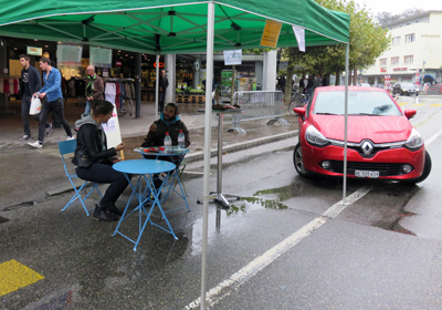 Noëlle Fischer, Projektleiterin des Büros für Mobilität AG nahm sich den Fragen rund um das Thema Carsharing an. Joël Bur von Trägerverein Kinder- und Jugendarbeit Oberaargau Langenthal führte mit einem Vertreter von ParkourOne GmbH, Bern drei Workshops zur gleichnamigen Fortbewegungssportart "Parkour" durch.