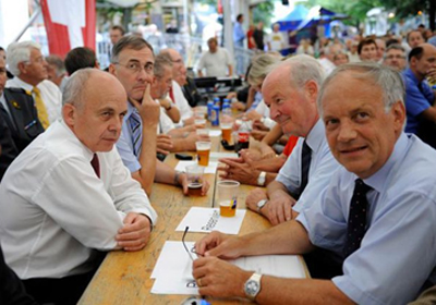 Im Vordergrund Bundesrat Ueli Maurer und Johann Schneider-Ammann