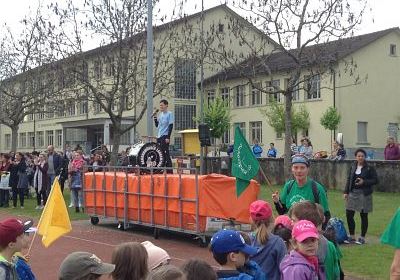 Gemeinsam geht’s offenbar besser. Bereits nach dem zweiten von insgesamt drei Bewegungstagen ist bei «langenthal.bewegt» die vorgegebene Zielsetzung übertroffen worden. Mit 212'952 offiziell registrierten Minuten ist das Total aus dem letztjährigen «Duell der Geschlechter» bereits übertroffen worden. Dazu beigetragen haben am Donnerstag unter anderem:
- die 300 Kindergärtner, die sich an der Kindergarten-Olympiade sechs Stunden lang bewegt haben;
- die einmal mehr in imponierender Zahl zum «City-Skate» angetretenen Inline-Skater am abendlichen Kreuz und Quer durch die Stadt;
- die überaus vielen Schulklassen, die sich auch am Donnerstag in ihrer Turnstunde bei «langenthal.bewegt» engagiert haben.

Imposantes Kindergarten-Olympia. Mit einer eindrücklichen Eröffnungsfeier mit Sternmarsch aller 15 Langenthaler Kindergarten-Klassen sind am Donnerstagvormittag die alle zwei Jahre stattfindenden olympischen Spiele der Jüngsten gestartet worden. Anschliessend betätigten sich die einzelnen Klassen an den verschiedenen Posten aktiv, und kurz nach 14 Uhr traf man sich mit Fanfare und Schlachtruf zur Schlussfeier mit Medaillenübergabe. Fehlen durfte dabei natürlich nicht das traditionelle Maskottchen, der putzige Hase «Hoppel», der für das gemeinsame Aufwärmen und die Medaillenübergabe verantwortlich war.

Aktive Schulklassen. Stellvertretend für die vielen Schulklassen bei «langenthal.bewegt» seien hier zwei positiv registrierte Auftritte erwähnt: zum einen die geschlossen antretenden Klassen des Schulzentrums Elzmatte – kein Wunder beim diesjährigen Elzmatte-Jahresmotto «bewegen»; zum andern die riesige Gruppe des Schulsport-Faches Mini-Volleyball, die mit rund 40 Jugendlichen zum Ausdauer-Wettbewerb angetreten ist.

Imposanter City-Skate. Das abendliche Treffen der schnellen Flitzer auf den kleinen Rollen ist einmal mehr zu einem optischen aber auch zum zahlenmässigen Highlight geworden. Ein fast nicht endendwollender Skater-Tatzelwurm bewegte sich auch diesmal, angeführt von einer Polizeipatrouille, kreuz und quer durch die Stadt. Mit dabei natürlich sämtliche Nachwuchs-Teams des SCL, dazu aktive Spieler der zweiten Mannschaft und des NLB-Meisterteams, aber auch zahlreiche Hobby-Skater und sogar mehrere Einradfahrer/innen. Nach rund einer Stunde liessen es sich die routinierten Roller nicht nehmen, sich nochmals – diesmal etwas zügiger – auf den Weg durch Langenthals Strassen zu machen.