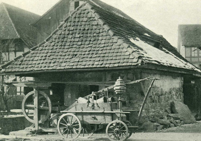 Alte Schöpfspritze mit Laterne im Wuhr (19. Jhd.)