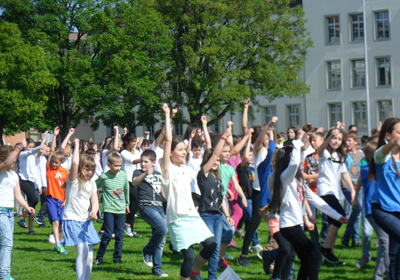 Probe zum "Showdown" vom Freitag: In der grossen Pause der Kreuzfeld-Schulen haben sich am Donnerstag-Vormittag die Schülerinnen und Schüler zur ersten Gesamtprobe für den tänzerischen "Flash-Mob" vom Freitagmittag getroffen. Unter Anleitung von Christa Rytz vom Dance Center Langenthal haben rund 750 Jugendliche erstmals den Tanz gemeinsam vorgeführt, den sie vorher in den einzelnen Klassen unter Anleitung ihrer Lehrkräfte eingeübt hatten. Christa Rytz hat den Tanz kreiert und vor einiger Zeit allen angemeldeten Schulklassen ein Übungs-Video zugestellt. Sie zeigte sich bei der ersten Gesamtprobe sehr zufrieden über die gute Vorbereitung und freut sich darauf, wenn am Freitagmittag um 11.15 Uhr über 50 Schulklassen aus Langenthal, Aarwangen, Lotzwil, Roggwil und Thunstetten-Bützberg mit insgesamt rund 850 Schülerinnen und Schülern das Ganze in einheitlichem Outfit vor hoffentlich viel Publikum vorführen werden. "Langenthal bewegt" tanzt - ein echtes Spektakel mit Musik und Bewegung, das man nicht verpassen sollte.