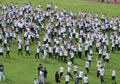 Der "Flash-Mob" vom Freitagmittag - ein eindrücklicher Tanz von spontan zusammen gekommenen Gleichgesinnten - hat gehalten was er versprochen hat. Ein super Spektakel von über 800 Schülerinnen und Schülern aus über 50 Schulklassen, kreiert und geleitet von Christa Rytz vom Dance Center Langenthal und vorgetragen auf dem Kreuzfeld-Rasen vor geschätzten gut 1000 Zuschauern. Super, wie sich alle ins Zeug legten und mit eindrücklichen Formationen herrliche Bilder darstellten. Lang andauernder Applaus des Publikums belohnte Schüler und Lehrkräfte für die geleistete Vorbereitungszeit in den Klassen - und obendrein ergaben die beiden Proben vom Donnerstag und Freitag sowie die Vorführung selber rund 45'000 Bewegungsminuten für "Langenthal bewegt". So kam man bis Freitagmittag auf insgesamt etwas mehr als 170'000 Bewegungsminuten, mit leichtem Vorsprung für die männlichen Teilnehmer.
Und nun liessen sich die Langenthalerinnen und Langenthaler nicht lumpen: zuerst lieferten die Berufs- und Mittelschulen vom "Hard" ihre an drei Tagen gesammelten Bewegungsminuten ab, und dann machten sich am Freitagnachmittag nochmals zahlreiche Schulklassen, Gruppen, Familien und Einzelpersonen auf die verschiedenen Strecken, während auf dem Kreuzfeld die jüngsten Fussballer des FCL in ihrem traditionellen Turnier eifrig Minuten sammelten - und siehe da: mit den letzten Rückkehrern wurde das ehrgeizige interne Ziel von 200'000 Minuten mit insgesamt 202'295 registrierten Bewegungsminuten übertroffen. Im "Duell der Geschlechter" haben die männlichen Teilnehmer ihre Führung vom Mittwoch und Donnerstag nicht mehr abgegeben: 106'529 zu 95'766 lautet das Endergebnis.

