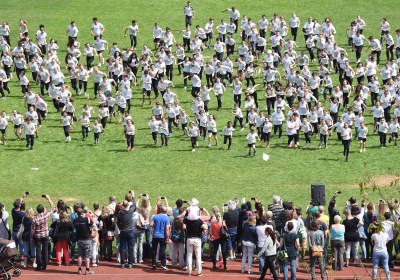 Der "Flash-Mob" vom Freitagmittag - ein eindrücklicher Tanz von spontan zusammen gekommenen Gleichgesinnten - hat gehalten was er versprochen hat. Ein super Spektakel von über 800 Schülerinnen und Schülern aus über 50 Schulklassen, kreiert und geleitet von Christa Rytz vom Dance Center Langenthal und vorgetragen auf dem Kreuzfeld-Rasen vor geschätzten gut 1000 Zuschauern. Super, wie sich alle ins Zeug legten und mit eindrücklichen Formationen herrliche Bilder darstellten. Lang andauernder Applaus des Publikums belohnte Schüler und Lehrkräfte für die geleistete Vorbereitungszeit in den Klassen - und obendrein ergaben die beiden Proben vom Donnerstag und Freitag sowie die Vorführung selber rund 45'000 Bewegungsminuten für "Langenthal bewegt". So kam man bis Freitagmittag auf insgesamt etwas mehr als 170'000 Bewegungsminuten, mit leichtem Vorsprung für die männlichen Teilnehmer.
Und nun liessen sich die Langenthalerinnen und Langenthaler nicht lumpen: zuerst lieferten die Berufs- und Mittelschulen vom "Hard" ihre an drei Tagen gesammelten Bewegungsminuten ab, und dann machten sich am Freitagnachmittag nochmals zahlreiche Schulklassen, Gruppen, Familien und Einzelpersonen auf die verschiedenen Strecken, während auf dem Kreuzfeld die jüngsten Fussballer des FCL in ihrem traditionellen Turnier eifrig Minuten sammelten - und siehe da: mit den letzten Rückkehrern wurde das ehrgeizige interne Ziel von 200'000 Minuten mit insgesamt 202'295 registrierten Bewegungsminuten übertroffen. Im "Duell der Geschlechter" haben die männlichen Teilnehmer ihre Führung vom Mittwoch und Donnerstag nicht mehr abgegeben: 106'529 zu 95'766 lautet das Endergebnis.
