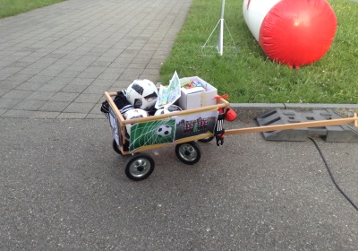«Zäme bewege» - Das Motto zum diesjährigen «langenthal.bewegt» ist gut angekommen. Bereits am ersten Tag sind zahlreiche Gruppen zum gemeinsamen Minuten-Sammeln im Event-Zentrum «Kreuzfeld» angetreten. Selbstverständlich sind aber auch Einzelpersonen und individuelle Bewegungs-Aktionen jederzeit willkommen. Das Resultat der ersten 5 Stunden von «langenthal.bewegt» 2017 = 23'754 Bewegungsminuten. Zum Resultat vom Vorjahr fehlen somit noch rund 180'000 Minuten. Das schaffen wir!

Gruppen-Selfies finden Beachtung - Die Idee, von jeder Gruppe beim Antreten ein Foto zu schiessen und auf einen Grossbildschirm zu laden, kommt bei den Leuten gut an. Immer wieder werden die endlos abgespielten Bilder betrachtet und natürlich nehmen alle registrierten Gruppen am speziellen Wettbewerb teil.

Als erste unterwegs – Bereits am Vormittag ist die Klasse von Lehrer Hans Hofer zu einer ausgiebigen Bike-Tour gestartet. 24 Schüler/innen und ihr Lehrer waren zusammen viereinhalb Stunden unterwegs und haben so als Gruppe fast 7'000 Bewegungsminuten gesammelt. Bravo!

Aktive Stadtregierung – 5 von 7 Gemeinderäten sind am späten Nachmittag auf den Fuss-Trail gegangen. Mit dabei Stadtpräsident, Vizestadtpräsident und – eigentlich fast von Amtes wegen – die Sportministerin. Während einer guten Stunde haben auch die Magistraten mit Bewegungsminuten zum Ergebnis beigetragen.

Die «wilden» Biker aus Aarwangen – Alle Jahre dabei sind auch die sportlichen Fahrer des Bike-Teams Muemetu. Mit ihren Hightech-Bikes und im einheitlichen Renndress waren sie bereits am ersten Tag nicht nur schnell, sondern auch lang unterwegs.

Qi Gong und Tai Chi Chuen – Völlig neue Bewegungsgefühle vermittelt Ralph Juchli mit seinen fernöstlichen Bewegungskünsten. Erfreulich viele Interessierte liessen sich von ihm in die Geheimnisse dieser hierzulande noch wenig bekannten Bewegungsformen einweihen. Aktiv mit dabei sogar die Berichterstatterin des «Tägus»; da sind wir gespannt auf die Live-Reportage.

Beliebte Angebote – Nach wie vor erleben die wiederum abwechslungsreich ausgeschilderten Trails für Läufer, Jogger, Walker und Wanderer einen guten Zuspruch. Immer mehr Leute sind aber auch per Bike unterwegs. Und auf dem «Kreuzfeld» selber wird natürlich – wie überall, wenn der Nachwuchs dabei ist – eifrig Fussball gespielt. Die Streetsoccer-Anlage ist jedenfalls permanent besetzt.

Die grössten Gruppen am ersten Tag waren die Boys vom Schülertraining der LVL mit über 30 Teilnehmenden, gleich zwei Junioren-Teams des FCL, die Radfahrergruppe der Pro Senectute und natürlich die eingangs erwähnte Schulklasse von Hans Hofer.
