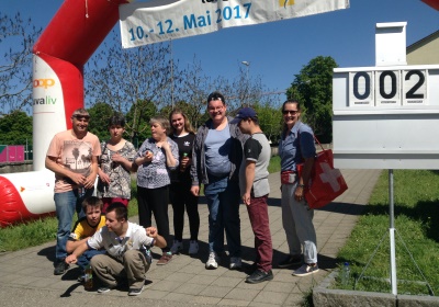 «Zäme bewege» - Das Motto zum diesjährigen «langenthal.bewegt» ist gut angekommen. Bereits am ersten Tag sind zahlreiche Gruppen zum gemeinsamen Minuten-Sammeln im Event-Zentrum «Kreuzfeld» angetreten. Selbstverständlich sind aber auch Einzelpersonen und individuelle Bewegungs-Aktionen jederzeit willkommen. Das Resultat der ersten 5 Stunden von «langenthal.bewegt» 2017 = 23'754 Bewegungsminuten. Zum Resultat vom Vorjahr fehlen somit noch rund 180'000 Minuten. Das schaffen wir!

Gruppen-Selfies finden Beachtung - Die Idee, von jeder Gruppe beim Antreten ein Foto zu schiessen und auf einen Grossbildschirm zu laden, kommt bei den Leuten gut an. Immer wieder werden die endlos abgespielten Bilder betrachtet und natürlich nehmen alle registrierten Gruppen am speziellen Wettbewerb teil.

Als erste unterwegs – Bereits am Vormittag ist die Klasse von Lehrer Hans Hofer zu einer ausgiebigen Bike-Tour gestartet. 24 Schüler/innen und ihr Lehrer waren zusammen viereinhalb Stunden unterwegs und haben so als Gruppe fast 7'000 Bewegungsminuten gesammelt. Bravo!

Aktive Stadtregierung – 5 von 7 Gemeinderäten sind am späten Nachmittag auf den Fuss-Trail gegangen. Mit dabei Stadtpräsident, Vizestadtpräsident und – eigentlich fast von Amtes wegen – die Sportministerin. Während einer guten Stunde haben auch die Magistraten mit Bewegungsminuten zum Ergebnis beigetragen.

Die «wilden» Biker aus Aarwangen – Alle Jahre dabei sind auch die sportlichen Fahrer des Bike-Teams Muemetu. Mit ihren Hightech-Bikes und im einheitlichen Renndress waren sie bereits am ersten Tag nicht nur schnell, sondern auch lang unterwegs.

Qi Gong und Tai Chi Chuen – Völlig neue Bewegungsgefühle vermittelt Ralph Juchli mit seinen fernöstlichen Bewegungskünsten. Erfreulich viele Interessierte liessen sich von ihm in die Geheimnisse dieser hierzulande noch wenig bekannten Bewegungsformen einweihen. Aktiv mit dabei sogar die Berichterstatterin des «Tägus»; da sind wir gespannt auf die Live-Reportage.

Beliebte Angebote – Nach wie vor erleben die wiederum abwechslungsreich ausgeschilderten Trails für Läufer, Jogger, Walker und Wanderer einen guten Zuspruch. Immer mehr Leute sind aber auch per Bike unterwegs. Und auf dem «Kreuzfeld» selber wird natürlich – wie überall, wenn der Nachwuchs dabei ist – eifrig Fussball gespielt. Die Streetsoccer-Anlage ist jedenfalls permanent besetzt.

Die grössten Gruppen am ersten Tag waren die Boys vom Schülertraining der LVL mit über 30 Teilnehmenden, gleich zwei Junioren-Teams des FCL, die Radfahrergruppe der Pro Senectute und natürlich die eingangs erwähnte Schulklasse von Hans Hofer.