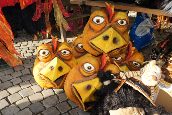 Das Bild zeigt eine Szene auf dem Langenthaler Fasnachtsmarkt