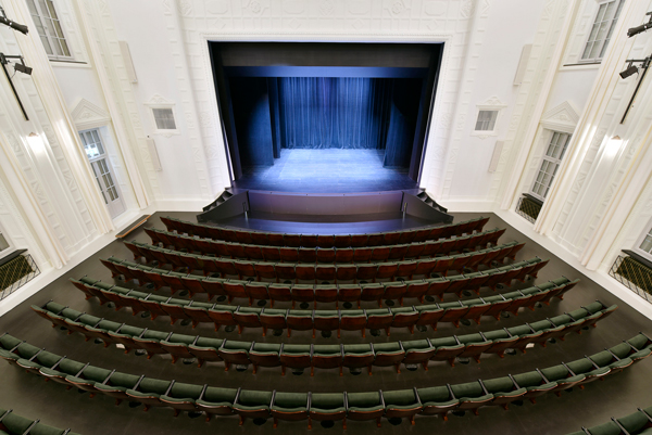 Das Bild zeigt den Theatersaal im Stadttheater Langenthal
