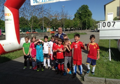 «Zäme bewege» - Das Motto zum diesjährigen «langenthal.bewegt» ist gut angekommen. Bereits am ersten Tag sind zahlreiche Gruppen zum gemeinsamen Minuten-Sammeln im Event-Zentrum «Kreuzfeld» angetreten. Selbstverständlich sind aber auch Einzelpersonen und individuelle Bewegungs-Aktionen jederzeit willkommen. Das Resultat der ersten 5 Stunden von «langenthal.bewegt» 2017 = 23'754 Bewegungsminuten. Zum Resultat vom Vorjahr fehlen somit noch rund 180'000 Minuten. Das schaffen wir!

Gruppen-Selfies finden Beachtung - Die Idee, von jeder Gruppe beim Antreten ein Foto zu schiessen und auf einen Grossbildschirm zu laden, kommt bei den Leuten gut an. Immer wieder werden die endlos abgespielten Bilder betrachtet und natürlich nehmen alle registrierten Gruppen am speziellen Wettbewerb teil.

Als erste unterwegs – Bereits am Vormittag ist die Klasse von Lehrer Hans Hofer zu einer ausgiebigen Bike-Tour gestartet. 24 Schüler/innen und ihr Lehrer waren zusammen viereinhalb Stunden unterwegs und haben so als Gruppe fast 7'000 Bewegungsminuten gesammelt. Bravo!

Aktive Stadtregierung – 5 von 7 Gemeinderäten sind am späten Nachmittag auf den Fuss-Trail gegangen. Mit dabei Stadtpräsident, Vizestadtpräsident und – eigentlich fast von Amtes wegen – die Sportministerin. Während einer guten Stunde haben auch die Magistraten mit Bewegungsminuten zum Ergebnis beigetragen.

Die «wilden» Biker aus Aarwangen – Alle Jahre dabei sind auch die sportlichen Fahrer des Bike-Teams Muemetu. Mit ihren Hightech-Bikes und im einheitlichen Renndress waren sie bereits am ersten Tag nicht nur schnell, sondern auch lang unterwegs.

Qi Gong und Tai Chi Chuen – Völlig neue Bewegungsgefühle vermittelt Ralph Juchli mit seinen fernöstlichen Bewegungskünsten. Erfreulich viele Interessierte liessen sich von ihm in die Geheimnisse dieser hierzulande noch wenig bekannten Bewegungsformen einweihen. Aktiv mit dabei sogar die Berichterstatterin des «Tägus»; da sind wir gespannt auf die Live-Reportage.

Beliebte Angebote – Nach wie vor erleben die wiederum abwechslungsreich ausgeschilderten Trails für Läufer, Jogger, Walker und Wanderer einen guten Zuspruch. Immer mehr Leute sind aber auch per Bike unterwegs. Und auf dem «Kreuzfeld» selber wird natürlich – wie überall, wenn der Nachwuchs dabei ist – eifrig Fussball gespielt. Die Streetsoccer-Anlage ist jedenfalls permanent besetzt.

Die grössten Gruppen am ersten Tag waren die Boys vom Schülertraining der LVL mit über 30 Teilnehmenden, gleich zwei Junioren-Teams des FCL, die Radfahrergruppe der Pro Senectute und natürlich die eingangs erwähnte Schulklasse von Hans Hofer.