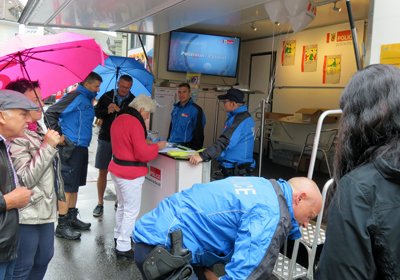 Der Stand der Kantonspolizei Bern erfreute sich reger Interessenten! Die Mannen in blau gaben gerne Auskunft zu Fragen rund um das Thema Mobilität. Zudem forderten Mitglieder der bike police Kinder, Jugendliche und Erwachsene in einer Gleichgewichts-Challenge auf dem Velo heraus.