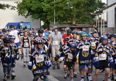Ein imposantes Bild: 200 Skater bei Start zum "City-Skate"