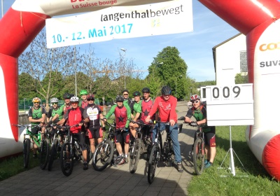 «Zäme bewege» - Das Motto zum diesjährigen «langenthal.bewegt» ist gut angekommen. Bereits am ersten Tag sind zahlreiche Gruppen zum gemeinsamen Minuten-Sammeln im Event-Zentrum «Kreuzfeld» angetreten. Selbstverständlich sind aber auch Einzelpersonen und individuelle Bewegungs-Aktionen jederzeit willkommen. Das Resultat der ersten 5 Stunden von «langenthal.bewegt» 2017 = 23'754 Bewegungsminuten. Zum Resultat vom Vorjahr fehlen somit noch rund 180'000 Minuten. Das schaffen wir!

Gruppen-Selfies finden Beachtung - Die Idee, von jeder Gruppe beim Antreten ein Foto zu schiessen und auf einen Grossbildschirm zu laden, kommt bei den Leuten gut an. Immer wieder werden die endlos abgespielten Bilder betrachtet und natürlich nehmen alle registrierten Gruppen am speziellen Wettbewerb teil.

Als erste unterwegs – Bereits am Vormittag ist die Klasse von Lehrer Hans Hofer zu einer ausgiebigen Bike-Tour gestartet. 24 Schüler/innen und ihr Lehrer waren zusammen viereinhalb Stunden unterwegs und haben so als Gruppe fast 7'000 Bewegungsminuten gesammelt. Bravo!

Aktive Stadtregierung – 5 von 7 Gemeinderäten sind am späten Nachmittag auf den Fuss-Trail gegangen. Mit dabei Stadtpräsident, Vizestadtpräsident und – eigentlich fast von Amtes wegen – die Sportministerin. Während einer guten Stunde haben auch die Magistraten mit Bewegungsminuten zum Ergebnis beigetragen.

Die «wilden» Biker aus Aarwangen – Alle Jahre dabei sind auch die sportlichen Fahrer des Bike-Teams Muemetu. Mit ihren Hightech-Bikes und im einheitlichen Renndress waren sie bereits am ersten Tag nicht nur schnell, sondern auch lang unterwegs.

Qi Gong und Tai Chi Chuen – Völlig neue Bewegungsgefühle vermittelt Ralph Juchli mit seinen fernöstlichen Bewegungskünsten. Erfreulich viele Interessierte liessen sich von ihm in die Geheimnisse dieser hierzulande noch wenig bekannten Bewegungsformen einweihen. Aktiv mit dabei sogar die Berichterstatterin des «Tägus»; da sind wir gespannt auf die Live-Reportage.

Beliebte Angebote – Nach wie vor erleben die wiederum abwechslungsreich ausgeschilderten Trails für Läufer, Jogger, Walker und Wanderer einen guten Zuspruch. Immer mehr Leute sind aber auch per Bike unterwegs. Und auf dem «Kreuzfeld» selber wird natürlich – wie überall, wenn der Nachwuchs dabei ist – eifrig Fussball gespielt. Die Streetsoccer-Anlage ist jedenfalls permanent besetzt.

Die grössten Gruppen am ersten Tag waren die Boys vom Schülertraining der LVL mit über 30 Teilnehmenden, gleich zwei Junioren-Teams des FCL, die Radfahrergruppe der Pro Senectute und natürlich die eingangs erwähnte Schulklasse von Hans Hofer.