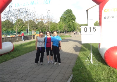 «Zäme bewege» - Das Motto zum diesjährigen «langenthal.bewegt» ist gut angekommen. Bereits am ersten Tag sind zahlreiche Gruppen zum gemeinsamen Minuten-Sammeln im Event-Zentrum «Kreuzfeld» angetreten. Selbstverständlich sind aber auch Einzelpersonen und individuelle Bewegungs-Aktionen jederzeit willkommen. Das Resultat der ersten 5 Stunden von «langenthal.bewegt» 2017 = 23'754 Bewegungsminuten. Zum Resultat vom Vorjahr fehlen somit noch rund 180'000 Minuten. Das schaffen wir!

Gruppen-Selfies finden Beachtung - Die Idee, von jeder Gruppe beim Antreten ein Foto zu schiessen und auf einen Grossbildschirm zu laden, kommt bei den Leuten gut an. Immer wieder werden die endlos abgespielten Bilder betrachtet und natürlich nehmen alle registrierten Gruppen am speziellen Wettbewerb teil.

Als erste unterwegs – Bereits am Vormittag ist die Klasse von Lehrer Hans Hofer zu einer ausgiebigen Bike-Tour gestartet. 24 Schüler/innen und ihr Lehrer waren zusammen viereinhalb Stunden unterwegs und haben so als Gruppe fast 7'000 Bewegungsminuten gesammelt. Bravo!

Aktive Stadtregierung – 5 von 7 Gemeinderäten sind am späten Nachmittag auf den Fuss-Trail gegangen. Mit dabei Stadtpräsident, Vizestadtpräsident und – eigentlich fast von Amtes wegen – die Sportministerin. Während einer guten Stunde haben auch die Magistraten mit Bewegungsminuten zum Ergebnis beigetragen.

Die «wilden» Biker aus Aarwangen – Alle Jahre dabei sind auch die sportlichen Fahrer des Bike-Teams Muemetu. Mit ihren Hightech-Bikes und im einheitlichen Renndress waren sie bereits am ersten Tag nicht nur schnell, sondern auch lang unterwegs.

Qi Gong und Tai Chi Chuen – Völlig neue Bewegungsgefühle vermittelt Ralph Juchli mit seinen fernöstlichen Bewegungskünsten. Erfreulich viele Interessierte liessen sich von ihm in die Geheimnisse dieser hierzulande noch wenig bekannten Bewegungsformen einweihen. Aktiv mit dabei sogar die Berichterstatterin des «Tägus»; da sind wir gespannt auf die Live-Reportage.

Beliebte Angebote – Nach wie vor erleben die wiederum abwechslungsreich ausgeschilderten Trails für Läufer, Jogger, Walker und Wanderer einen guten Zuspruch. Immer mehr Leute sind aber auch per Bike unterwegs. Und auf dem «Kreuzfeld» selber wird natürlich – wie überall, wenn der Nachwuchs dabei ist – eifrig Fussball gespielt. Die Streetsoccer-Anlage ist jedenfalls permanent besetzt.

Die grössten Gruppen am ersten Tag waren die Boys vom Schülertraining der LVL mit über 30 Teilnehmenden, gleich zwei Junioren-Teams des FCL, die Radfahrergruppe der Pro Senectute und natürlich die eingangs erwähnte Schulklasse von Hans Hofer.