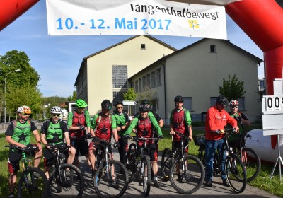 «Zäme bewege» - Das Motto zum diesjährigen «langenthal.bewegt» ist gut angekommen. Bereits am ersten Tag sind zahlreiche Gruppen zum gemeinsamen Minuten-Sammeln im Event-Zentrum «Kreuzfeld» angetreten. Selbstverständlich sind aber auch Einzelpersonen und individuelle Bewegungs-Aktionen jederzeit willkommen. Das Resultat der ersten 5 Stunden von «langenthal.bewegt» 2017 = 23'754 Bewegungsminuten. Zum Resultat vom Vorjahr fehlen somit noch rund 180'000 Minuten. Das schaffen wir!

Gruppen-Selfies finden Beachtung - Die Idee, von jeder Gruppe beim Antreten ein Foto zu schiessen und auf einen Grossbildschirm zu laden, kommt bei den Leuten gut an. Immer wieder werden die endlos abgespielten Bilder betrachtet und natürlich nehmen alle registrierten Gruppen am speziellen Wettbewerb teil.

Als erste unterwegs – Bereits am Vormittag ist die Klasse von Lehrer Hans Hofer zu einer ausgiebigen Bike-Tour gestartet. 24 Schüler/innen und ihr Lehrer waren zusammen viereinhalb Stunden unterwegs und haben so als Gruppe fast 7'000 Bewegungsminuten gesammelt. Bravo!

Aktive Stadtregierung – 5 von 7 Gemeinderäten sind am späten Nachmittag auf den Fuss-Trail gegangen. Mit dabei Stadtpräsident, Vizestadtpräsident und – eigentlich fast von Amtes wegen – die Sportministerin. Während einer guten Stunde haben auch die Magistraten mit Bewegungsminuten zum Ergebnis beigetragen.

Die «wilden» Biker aus Aarwangen – Alle Jahre dabei sind auch die sportlichen Fahrer des Bike-Teams Muemetu. Mit ihren Hightech-Bikes und im einheitlichen Renndress waren sie bereits am ersten Tag nicht nur schnell, sondern auch lang unterwegs.

Qi Gong und Tai Chi Chuen – Völlig neue Bewegungsgefühle vermittelt Ralph Juchli mit seinen fernöstlichen Bewegungskünsten. Erfreulich viele Interessierte liessen sich von ihm in die Geheimnisse dieser hierzulande noch wenig bekannten Bewegungsformen einweihen. Aktiv mit dabei sogar die Berichterstatterin des «Tägus»; da sind wir gespannt auf die Live-Reportage.

Beliebte Angebote – Nach wie vor erleben die wiederum abwechslungsreich ausgeschilderten Trails für Läufer, Jogger, Walker und Wanderer einen guten Zuspruch. Immer mehr Leute sind aber auch per Bike unterwegs. Und auf dem «Kreuzfeld» selber wird natürlich – wie überall, wenn der Nachwuchs dabei ist – eifrig Fussball gespielt. Die Streetsoccer-Anlage ist jedenfalls permanent besetzt.

Die grössten Gruppen am ersten Tag waren die Boys vom Schülertraining der LVL mit über 30 Teilnehmenden, gleich zwei Junioren-Teams des FCL, die Radfahrergruppe der Pro Senectute und natürlich die eingangs erwähnte Schulklasse von Hans Hofer.