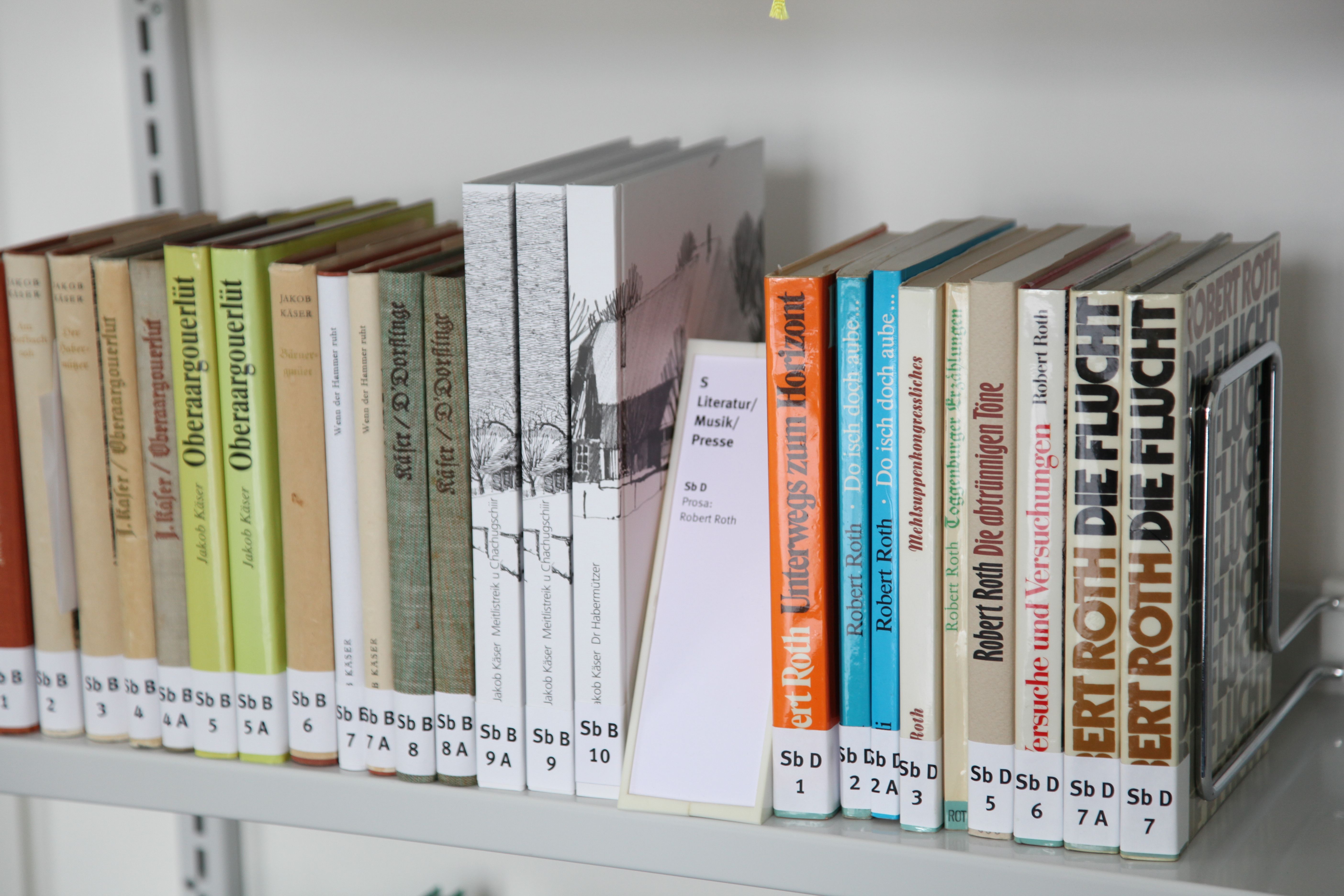 Bücherregal in der Studienbibliothek Langenthal