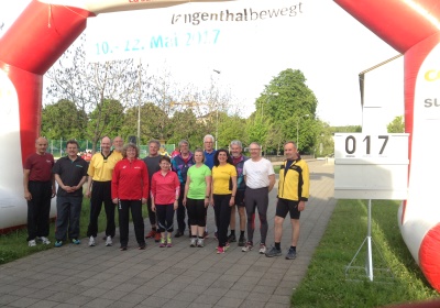 «Zäme bewege» - Das Motto zum diesjährigen «langenthal.bewegt» ist gut angekommen. Bereits am ersten Tag sind zahlreiche Gruppen zum gemeinsamen Minuten-Sammeln im Event-Zentrum «Kreuzfeld» angetreten. Selbstverständlich sind aber auch Einzelpersonen und individuelle Bewegungs-Aktionen jederzeit willkommen. Das Resultat der ersten 5 Stunden von «langenthal.bewegt» 2017 = 23'754 Bewegungsminuten. Zum Resultat vom Vorjahr fehlen somit noch rund 180'000 Minuten. Das schaffen wir!

Gruppen-Selfies finden Beachtung - Die Idee, von jeder Gruppe beim Antreten ein Foto zu schiessen und auf einen Grossbildschirm zu laden, kommt bei den Leuten gut an. Immer wieder werden die endlos abgespielten Bilder betrachtet und natürlich nehmen alle registrierten Gruppen am speziellen Wettbewerb teil.

Als erste unterwegs – Bereits am Vormittag ist die Klasse von Lehrer Hans Hofer zu einer ausgiebigen Bike-Tour gestartet. 24 Schüler/innen und ihr Lehrer waren zusammen viereinhalb Stunden unterwegs und haben so als Gruppe fast 7'000 Bewegungsminuten gesammelt. Bravo!

Aktive Stadtregierung – 5 von 7 Gemeinderäten sind am späten Nachmittag auf den Fuss-Trail gegangen. Mit dabei Stadtpräsident, Vizestadtpräsident und – eigentlich fast von Amtes wegen – die Sportministerin. Während einer guten Stunde haben auch die Magistraten mit Bewegungsminuten zum Ergebnis beigetragen.

Die «wilden» Biker aus Aarwangen – Alle Jahre dabei sind auch die sportlichen Fahrer des Bike-Teams Muemetu. Mit ihren Hightech-Bikes und im einheitlichen Renndress waren sie bereits am ersten Tag nicht nur schnell, sondern auch lang unterwegs.

Qi Gong und Tai Chi Chuen – Völlig neue Bewegungsgefühle vermittelt Ralph Juchli mit seinen fernöstlichen Bewegungskünsten. Erfreulich viele Interessierte liessen sich von ihm in die Geheimnisse dieser hierzulande noch wenig bekannten Bewegungsformen einweihen. Aktiv mit dabei sogar die Berichterstatterin des «Tägus»; da sind wir gespannt auf die Live-Reportage.

Beliebte Angebote – Nach wie vor erleben die wiederum abwechslungsreich ausgeschilderten Trails für Läufer, Jogger, Walker und Wanderer einen guten Zuspruch. Immer mehr Leute sind aber auch per Bike unterwegs. Und auf dem «Kreuzfeld» selber wird natürlich – wie überall, wenn der Nachwuchs dabei ist – eifrig Fussball gespielt. Die Streetsoccer-Anlage ist jedenfalls permanent besetzt.

Die grössten Gruppen am ersten Tag waren die Boys vom Schülertraining der LVL mit über 30 Teilnehmenden, gleich zwei Junioren-Teams des FCL, die Radfahrergruppe der Pro Senectute und natürlich die eingangs erwähnte Schulklasse von Hans Hofer.