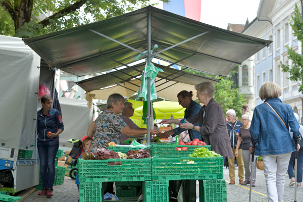 Das Bild zeigt den Wochenmarkt