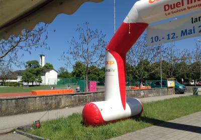 «Zäme bewege» - Das Motto zum diesjährigen «langenthal.bewegt» ist gut angekommen. Bereits am ersten Tag sind zahlreiche Gruppen zum gemeinsamen Minuten-Sammeln im Event-Zentrum «Kreuzfeld» angetreten. Selbstverständlich sind aber auch Einzelpersonen und individuelle Bewegungs-Aktionen jederzeit willkommen. Das Resultat der ersten 5 Stunden von «langenthal.bewegt» 2017 = 23'754 Bewegungsminuten. Zum Resultat vom Vorjahr fehlen somit noch rund 180'000 Minuten. Das schaffen wir!

Gruppen-Selfies finden Beachtung - Die Idee, von jeder Gruppe beim Antreten ein Foto zu schiessen und auf einen Grossbildschirm zu laden, kommt bei den Leuten gut an. Immer wieder werden die endlos abgespielten Bilder betrachtet und natürlich nehmen alle registrierten Gruppen am speziellen Wettbewerb teil.

Als erste unterwegs – Bereits am Vormittag ist die Klasse von Lehrer Hans Hofer zu einer ausgiebigen Bike-Tour gestartet. 24 Schüler/innen und ihr Lehrer waren zusammen viereinhalb Stunden unterwegs und haben so als Gruppe fast 7'000 Bewegungsminuten gesammelt. Bravo!

Aktive Stadtregierung – 5 von 7 Gemeinderäten sind am späten Nachmittag auf den Fuss-Trail gegangen. Mit dabei Stadtpräsident, Vizestadtpräsident und – eigentlich fast von Amtes wegen – die Sportministerin. Während einer guten Stunde haben auch die Magistraten mit Bewegungsminuten zum Ergebnis beigetragen.

Die «wilden» Biker aus Aarwangen – Alle Jahre dabei sind auch die sportlichen Fahrer des Bike-Teams Muemetu. Mit ihren Hightech-Bikes und im einheitlichen Renndress waren sie bereits am ersten Tag nicht nur schnell, sondern auch lang unterwegs.

Qi Gong und Tai Chi Chuen – Völlig neue Bewegungsgefühle vermittelt Ralph Juchli mit seinen fernöstlichen Bewegungskünsten. Erfreulich viele Interessierte liessen sich von ihm in die Geheimnisse dieser hierzulande noch wenig bekannten Bewegungsformen einweihen. Aktiv mit dabei sogar die Berichterstatterin des «Tägus»; da sind wir gespannt auf die Live-Reportage.

Beliebte Angebote – Nach wie vor erleben die wiederum abwechslungsreich ausgeschilderten Trails für Läufer, Jogger, Walker und Wanderer einen guten Zuspruch. Immer mehr Leute sind aber auch per Bike unterwegs. Und auf dem «Kreuzfeld» selber wird natürlich – wie überall, wenn der Nachwuchs dabei ist – eifrig Fussball gespielt. Die Streetsoccer-Anlage ist jedenfalls permanent besetzt.

Die grössten Gruppen am ersten Tag waren die Boys vom Schülertraining der LVL mit über 30 Teilnehmenden, gleich zwei Junioren-Teams des FCL, die Radfahrergruppe der Pro Senectute und natürlich die eingangs erwähnte Schulklasse von Hans Hofer.