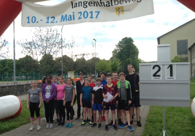 Gemeinsam geht’s offenbar besser. Bereits nach dem zweiten von insgesamt drei Bewegungstagen ist bei «langenthal.bewegt» die vorgegebene Zielsetzung übertroffen worden. Mit 212'952 offiziell registrierten Minuten ist das Total aus dem letztjährigen «Duell der Geschlechter» bereits übertroffen worden. Dazu beigetragen haben am Donnerstag unter anderem:
- die 300 Kindergärtner, die sich an der Kindergarten-Olympiade sechs Stunden lang bewegt haben;
- die einmal mehr in imponierender Zahl zum «City-Skate» angetretenen Inline-Skater am abendlichen Kreuz und Quer durch die Stadt;
- die überaus vielen Schulklassen, die sich auch am Donnerstag in ihrer Turnstunde bei «langenthal.bewegt» engagiert haben.

Imposantes Kindergarten-Olympia. Mit einer eindrücklichen Eröffnungsfeier mit Sternmarsch aller 15 Langenthaler Kindergarten-Klassen sind am Donnerstagvormittag die alle zwei Jahre stattfindenden olympischen Spiele der Jüngsten gestartet worden. Anschliessend betätigten sich die einzelnen Klassen an den verschiedenen Posten aktiv, und kurz nach 14 Uhr traf man sich mit Fanfare und Schlachtruf zur Schlussfeier mit Medaillenübergabe. Fehlen durfte dabei natürlich nicht das traditionelle Maskottchen, der putzige Hase «Hoppel», der für das gemeinsame Aufwärmen und die Medaillenübergabe verantwortlich war.

Aktive Schulklassen. Stellvertretend für die vielen Schulklassen bei «langenthal.bewegt» seien hier zwei positiv registrierte Auftritte erwähnt: zum einen die geschlossen antretenden Klassen des Schulzentrums Elzmatte – kein Wunder beim diesjährigen Elzmatte-Jahresmotto «bewegen»; zum andern die riesige Gruppe des Schulsport-Faches Mini-Volleyball, die mit rund 40 Jugendlichen zum Ausdauer-Wettbewerb angetreten ist.

Imposanter City-Skate. Das abendliche Treffen der schnellen Flitzer auf den kleinen Rollen ist einmal mehr zu einem optischen aber auch zum zahlenmässigen Highlight geworden. Ein fast nicht endendwollender Skater-Tatzelwurm bewegte sich auch diesmal, angeführt von einer Polizeipatrouille, kreuz und quer durch die Stadt. Mit dabei natürlich sämtliche Nachwuchs-Teams des SCL, dazu aktive Spieler der zweiten Mannschaft und des NLB-Meisterteams, aber auch zahlreiche Hobby-Skater und sogar mehrere Einradfahrer/innen. Nach rund einer Stunde liessen es sich die routinierten Roller nicht nehmen, sich nochmals – diesmal etwas zügiger – auf den Weg durch Langenthals Strassen zu machen.