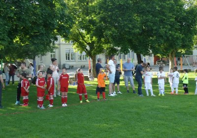 Der "Flash-Mob" vom Freitagmittag - ein eindrücklicher Tanz von spontan zusammen gekommenen Gleichgesinnten - hat gehalten was er versprochen hat. Ein super Spektakel von über 800 Schülerinnen und Schülern aus über 50 Schulklassen, kreiert und geleitet von Christa Rytz vom Dance Center Langenthal und vorgetragen auf dem Kreuzfeld-Rasen vor geschätzten gut 1000 Zuschauern. Super, wie sich alle ins Zeug legten und mit eindrücklichen Formationen herrliche Bilder darstellten. Lang andauernder Applaus des Publikums belohnte Schüler und Lehrkräfte für die geleistete Vorbereitungszeit in den Klassen - und obendrein ergaben die beiden Proben vom Donnerstag und Freitag sowie die Vorführung selber rund 45'000 Bewegungsminuten für "Langenthal bewegt". So kam man bis Freitagmittag auf insgesamt etwas mehr als 170'000 Bewegungsminuten, mit leichtem Vorsprung für die männlichen Teilnehmer.
Und nun liessen sich die Langenthalerinnen und Langenthaler nicht lumpen: zuerst lieferten die Berufs- und Mittelschulen vom "Hard" ihre an drei Tagen gesammelten Bewegungsminuten ab, und dann machten sich am Freitagnachmittag nochmals zahlreiche Schulklassen, Gruppen, Familien und Einzelpersonen auf die verschiedenen Strecken, während auf dem Kreuzfeld die jüngsten Fussballer des FCL in ihrem traditionellen Turnier eifrig Minuten sammelten - und siehe da: mit den letzten Rückkehrern wurde das ehrgeizige interne Ziel von 200'000 Minuten mit insgesamt 202'295 registrierten Bewegungsminuten übertroffen. Im "Duell der Geschlechter" haben die männlichen Teilnehmer ihre Führung vom Mittwoch und Donnerstag nicht mehr abgegeben: 106'529 zu 95'766 lautet das Endergebnis.
