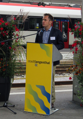 Gemeinderat Pierre Masson, Ressortvorsteher Versorgung und Entsorgung, Energie und Umwelt sowie Vorsitzender der Arbeitsgruppe Mobilität begrüsste die Gäste und interessierten Personen zur Taufzeremonie.