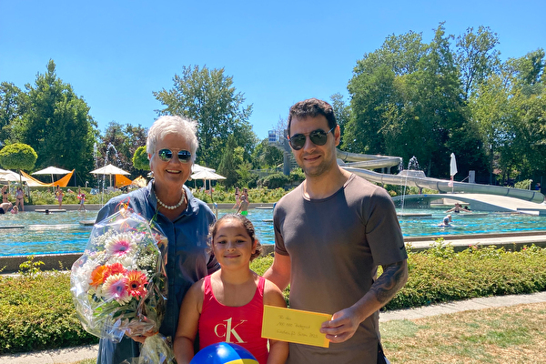 Gemeinderätin Helena Morgenthaler überreichte dem 100'000. Badegast Leandra Krasniqi und ihrem Vater Leo Krasniqi einen Blumenstrauss und einen Gutschein.