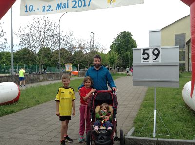 Gemeinsam geht’s offenbar besser. Bereits nach dem zweiten von insgesamt drei Bewegungstagen ist bei «langenthal.bewegt» die vorgegebene Zielsetzung übertroffen worden. Mit 212'952 offiziell registrierten Minuten ist das Total aus dem letztjährigen «Duell der Geschlechter» bereits übertroffen worden. Dazu beigetragen haben am Donnerstag unter anderem:
- die 300 Kindergärtner, die sich an der Kindergarten-Olympiade sechs Stunden lang bewegt haben;
- die einmal mehr in imponierender Zahl zum «City-Skate» angetretenen Inline-Skater am abendlichen Kreuz und Quer durch die Stadt;
- die überaus vielen Schulklassen, die sich auch am Donnerstag in ihrer Turnstunde bei «langenthal.bewegt» engagiert haben.

Imposantes Kindergarten-Olympia. Mit einer eindrücklichen Eröffnungsfeier mit Sternmarsch aller 15 Langenthaler Kindergarten-Klassen sind am Donnerstagvormittag die alle zwei Jahre stattfindenden olympischen Spiele der Jüngsten gestartet worden. Anschliessend betätigten sich die einzelnen Klassen an den verschiedenen Posten aktiv, und kurz nach 14 Uhr traf man sich mit Fanfare und Schlachtruf zur Schlussfeier mit Medaillenübergabe. Fehlen durfte dabei natürlich nicht das traditionelle Maskottchen, der putzige Hase «Hoppel», der für das gemeinsame Aufwärmen und die Medaillenübergabe verantwortlich war.

Aktive Schulklassen. Stellvertretend für die vielen Schulklassen bei «langenthal.bewegt» seien hier zwei positiv registrierte Auftritte erwähnt: zum einen die geschlossen antretenden Klassen des Schulzentrums Elzmatte – kein Wunder beim diesjährigen Elzmatte-Jahresmotto «bewegen»; zum andern die riesige Gruppe des Schulsport-Faches Mini-Volleyball, die mit rund 40 Jugendlichen zum Ausdauer-Wettbewerb angetreten ist.

Imposanter City-Skate. Das abendliche Treffen der schnellen Flitzer auf den kleinen Rollen ist einmal mehr zu einem optischen aber auch zum zahlenmässigen Highlight geworden. Ein fast nicht endendwollender Skater-Tatzelwurm bewegte sich auch diesmal, angeführt von einer Polizeipatrouille, kreuz und quer durch die Stadt. Mit dabei natürlich sämtliche Nachwuchs-Teams des SCL, dazu aktive Spieler der zweiten Mannschaft und des NLB-Meisterteams, aber auch zahlreiche Hobby-Skater und sogar mehrere Einradfahrer/innen. Nach rund einer Stunde liessen es sich die routinierten Roller nicht nehmen, sich nochmals – diesmal etwas zügiger – auf den Weg durch Langenthals Strassen zu machen.