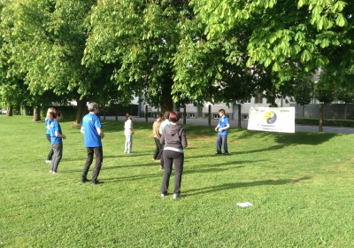 «Zäme bewege» - Das Motto zum diesjährigen «langenthal.bewegt» ist gut angekommen. Bereits am ersten Tag sind zahlreiche Gruppen zum gemeinsamen Minuten-Sammeln im Event-Zentrum «Kreuzfeld» angetreten. Selbstverständlich sind aber auch Einzelpersonen und individuelle Bewegungs-Aktionen jederzeit willkommen. Das Resultat der ersten 5 Stunden von «langenthal.bewegt» 2017 = 23'754 Bewegungsminuten. Zum Resultat vom Vorjahr fehlen somit noch rund 180'000 Minuten. Das schaffen wir!

Gruppen-Selfies finden Beachtung - Die Idee, von jeder Gruppe beim Antreten ein Foto zu schiessen und auf einen Grossbildschirm zu laden, kommt bei den Leuten gut an. Immer wieder werden die endlos abgespielten Bilder betrachtet und natürlich nehmen alle registrierten Gruppen am speziellen Wettbewerb teil.

Als erste unterwegs – Bereits am Vormittag ist die Klasse von Lehrer Hans Hofer zu einer ausgiebigen Bike-Tour gestartet. 24 Schüler/innen und ihr Lehrer waren zusammen viereinhalb Stunden unterwegs und haben so als Gruppe fast 7'000 Bewegungsminuten gesammelt. Bravo!

Aktive Stadtregierung – 5 von 7 Gemeinderäten sind am späten Nachmittag auf den Fuss-Trail gegangen. Mit dabei Stadtpräsident, Vizestadtpräsident und – eigentlich fast von Amtes wegen – die Sportministerin. Während einer guten Stunde haben auch die Magistraten mit Bewegungsminuten zum Ergebnis beigetragen.

Die «wilden» Biker aus Aarwangen – Alle Jahre dabei sind auch die sportlichen Fahrer des Bike-Teams Muemetu. Mit ihren Hightech-Bikes und im einheitlichen Renndress waren sie bereits am ersten Tag nicht nur schnell, sondern auch lang unterwegs.

Qi Gong und Tai Chi Chuen – Völlig neue Bewegungsgefühle vermittelt Ralph Juchli mit seinen fernöstlichen Bewegungskünsten. Erfreulich viele Interessierte liessen sich von ihm in die Geheimnisse dieser hierzulande noch wenig bekannten Bewegungsformen einweihen. Aktiv mit dabei sogar die Berichterstatterin des «Tägus»; da sind wir gespannt auf die Live-Reportage.

Beliebte Angebote – Nach wie vor erleben die wiederum abwechslungsreich ausgeschilderten Trails für Läufer, Jogger, Walker und Wanderer einen guten Zuspruch. Immer mehr Leute sind aber auch per Bike unterwegs. Und auf dem «Kreuzfeld» selber wird natürlich – wie überall, wenn der Nachwuchs dabei ist – eifrig Fussball gespielt. Die Streetsoccer-Anlage ist jedenfalls permanent besetzt.

Die grössten Gruppen am ersten Tag waren die Boys vom Schülertraining der LVL mit über 30 Teilnehmenden, gleich zwei Junioren-Teams des FCL, die Radfahrergruppe der Pro Senectute und natürlich die eingangs erwähnte Schulklasse von Hans Hofer.