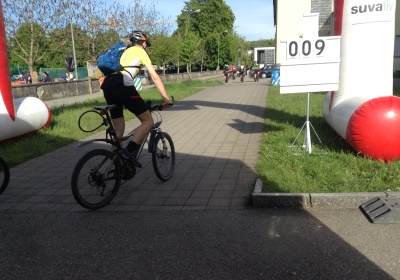 «Zäme bewege» - Das Motto zum diesjährigen «langenthal.bewegt» ist gut angekommen. Bereits am ersten Tag sind zahlreiche Gruppen zum gemeinsamen Minuten-Sammeln im Event-Zentrum «Kreuzfeld» angetreten. Selbstverständlich sind aber auch Einzelpersonen und individuelle Bewegungs-Aktionen jederzeit willkommen. Das Resultat der ersten 5 Stunden von «langenthal.bewegt» 2017 = 23'754 Bewegungsminuten. Zum Resultat vom Vorjahr fehlen somit noch rund 180'000 Minuten. Das schaffen wir!

Gruppen-Selfies finden Beachtung - Die Idee, von jeder Gruppe beim Antreten ein Foto zu schiessen und auf einen Grossbildschirm zu laden, kommt bei den Leuten gut an. Immer wieder werden die endlos abgespielten Bilder betrachtet und natürlich nehmen alle registrierten Gruppen am speziellen Wettbewerb teil.

Als erste unterwegs – Bereits am Vormittag ist die Klasse von Lehrer Hans Hofer zu einer ausgiebigen Bike-Tour gestartet. 24 Schüler/innen und ihr Lehrer waren zusammen viereinhalb Stunden unterwegs und haben so als Gruppe fast 7'000 Bewegungsminuten gesammelt. Bravo!

Aktive Stadtregierung – 5 von 7 Gemeinderäten sind am späten Nachmittag auf den Fuss-Trail gegangen. Mit dabei Stadtpräsident, Vizestadtpräsident und – eigentlich fast von Amtes wegen – die Sportministerin. Während einer guten Stunde haben auch die Magistraten mit Bewegungsminuten zum Ergebnis beigetragen.

Die «wilden» Biker aus Aarwangen – Alle Jahre dabei sind auch die sportlichen Fahrer des Bike-Teams Muemetu. Mit ihren Hightech-Bikes und im einheitlichen Renndress waren sie bereits am ersten Tag nicht nur schnell, sondern auch lang unterwegs.

Qi Gong und Tai Chi Chuen – Völlig neue Bewegungsgefühle vermittelt Ralph Juchli mit seinen fernöstlichen Bewegungskünsten. Erfreulich viele Interessierte liessen sich von ihm in die Geheimnisse dieser hierzulande noch wenig bekannten Bewegungsformen einweihen. Aktiv mit dabei sogar die Berichterstatterin des «Tägus»; da sind wir gespannt auf die Live-Reportage.

Beliebte Angebote – Nach wie vor erleben die wiederum abwechslungsreich ausgeschilderten Trails für Läufer, Jogger, Walker und Wanderer einen guten Zuspruch. Immer mehr Leute sind aber auch per Bike unterwegs. Und auf dem «Kreuzfeld» selber wird natürlich – wie überall, wenn der Nachwuchs dabei ist – eifrig Fussball gespielt. Die Streetsoccer-Anlage ist jedenfalls permanent besetzt.

Die grössten Gruppen am ersten Tag waren die Boys vom Schülertraining der LVL mit über 30 Teilnehmenden, gleich zwei Junioren-Teams des FCL, die Radfahrergruppe der Pro Senectute und natürlich die eingangs erwähnte Schulklasse von Hans Hofer.