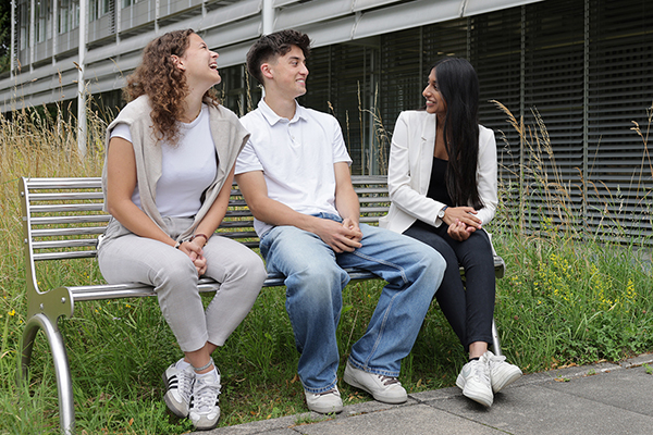 Auf einer Wandtafel steht: Wir bilden aus!