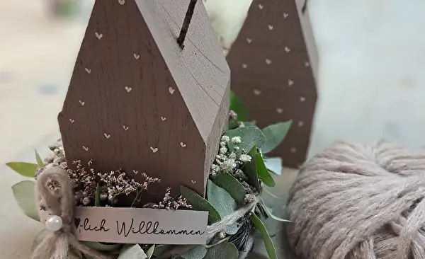 Holzhaus im geschlungenen Naturkranz