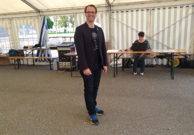 «Zäme bewege» - Das Motto zum diesjährigen «langenthal.bewegt» ist gut angekommen. Bereits am ersten Tag sind zahlreiche Gruppen zum gemeinsamen Minuten-Sammeln im Event-Zentrum «Kreuzfeld» angetreten. Selbstverständlich sind aber auch Einzelpersonen und individuelle Bewegungs-Aktionen jederzeit willkommen. Das Resultat der ersten 5 Stunden von «langenthal.bewegt» 2017 = 23'754 Bewegungsminuten. Zum Resultat vom Vorjahr fehlen somit noch rund 180'000 Minuten. Das schaffen wir!

Gruppen-Selfies finden Beachtung - Die Idee, von jeder Gruppe beim Antreten ein Foto zu schiessen und auf einen Grossbildschirm zu laden, kommt bei den Leuten gut an. Immer wieder werden die endlos abgespielten Bilder betrachtet und natürlich nehmen alle registrierten Gruppen am speziellen Wettbewerb teil.

Als erste unterwegs – Bereits am Vormittag ist die Klasse von Lehrer Hans Hofer zu einer ausgiebigen Bike-Tour gestartet. 24 Schüler/innen und ihr Lehrer waren zusammen viereinhalb Stunden unterwegs und haben so als Gruppe fast 7'000 Bewegungsminuten gesammelt. Bravo!

Aktive Stadtregierung – 5 von 7 Gemeinderäten sind am späten Nachmittag auf den Fuss-Trail gegangen. Mit dabei Stadtpräsident, Vizestadtpräsident und – eigentlich fast von Amtes wegen – die Sportministerin. Während einer guten Stunde haben auch die Magistraten mit Bewegungsminuten zum Ergebnis beigetragen.

Die «wilden» Biker aus Aarwangen – Alle Jahre dabei sind auch die sportlichen Fahrer des Bike-Teams Muemetu. Mit ihren Hightech-Bikes und im einheitlichen Renndress waren sie bereits am ersten Tag nicht nur schnell, sondern auch lang unterwegs.

Qi Gong und Tai Chi Chuen – Völlig neue Bewegungsgefühle vermittelt Ralph Juchli mit seinen fernöstlichen Bewegungskünsten. Erfreulich viele Interessierte liessen sich von ihm in die Geheimnisse dieser hierzulande noch wenig bekannten Bewegungsformen einweihen. Aktiv mit dabei sogar die Berichterstatterin des «Tägus»; da sind wir gespannt auf die Live-Reportage.

Beliebte Angebote – Nach wie vor erleben die wiederum abwechslungsreich ausgeschilderten Trails für Läufer, Jogger, Walker und Wanderer einen guten Zuspruch. Immer mehr Leute sind aber auch per Bike unterwegs. Und auf dem «Kreuzfeld» selber wird natürlich – wie überall, wenn der Nachwuchs dabei ist – eifrig Fussball gespielt. Die Streetsoccer-Anlage ist jedenfalls permanent besetzt.

Die grössten Gruppen am ersten Tag waren die Boys vom Schülertraining der LVL mit über 30 Teilnehmenden, gleich zwei Junioren-Teams des FCL, die Radfahrergruppe der Pro Senectute und natürlich die eingangs erwähnte Schulklasse von Hans Hofer.