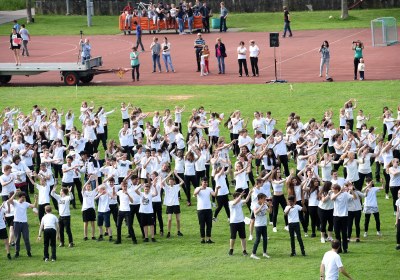 Der "Flash-Mob" vom Freitagmittag - ein eindrücklicher Tanz von spontan zusammen gekommenen Gleichgesinnten - hat gehalten was er versprochen hat. Ein super Spektakel von über 800 Schülerinnen und Schülern aus über 50 Schulklassen, kreiert und geleitet von Christa Rytz vom Dance Center Langenthal und vorgetragen auf dem Kreuzfeld-Rasen vor geschätzten gut 1000 Zuschauern. Super, wie sich alle ins Zeug legten und mit eindrücklichen Formationen herrliche Bilder darstellten. Lang andauernder Applaus des Publikums belohnte Schüler und Lehrkräfte für die geleistete Vorbereitungszeit in den Klassen - und obendrein ergaben die beiden Proben vom Donnerstag und Freitag sowie die Vorführung selber rund 45'000 Bewegungsminuten für "Langenthal bewegt". So kam man bis Freitagmittag auf insgesamt etwas mehr als 170'000 Bewegungsminuten, mit leichtem Vorsprung für die männlichen Teilnehmer.
Und nun liessen sich die Langenthalerinnen und Langenthaler nicht lumpen: zuerst lieferten die Berufs- und Mittelschulen vom "Hard" ihre an drei Tagen gesammelten Bewegungsminuten ab, und dann machten sich am Freitagnachmittag nochmals zahlreiche Schulklassen, Gruppen, Familien und Einzelpersonen auf die verschiedenen Strecken, während auf dem Kreuzfeld die jüngsten Fussballer des FCL in ihrem traditionellen Turnier eifrig Minuten sammelten - und siehe da: mit den letzten Rückkehrern wurde das ehrgeizige interne Ziel von 200'000 Minuten mit insgesamt 202'295 registrierten Bewegungsminuten übertroffen. Im "Duell der Geschlechter" haben die männlichen Teilnehmer ihre Führung vom Mittwoch und Donnerstag nicht mehr abgegeben: 106'529 zu 95'766 lautet das Endergebnis.
