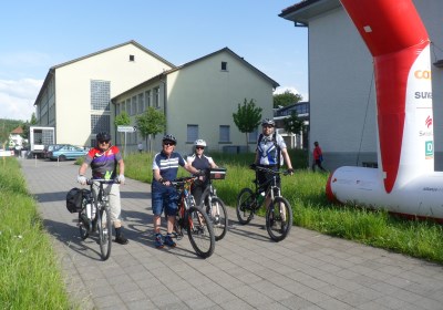 Der "Flash-Mob" vom Freitagmittag - ein eindrücklicher Tanz von spontan zusammen gekommenen Gleichgesinnten - hat gehalten was er versprochen hat. Ein super Spektakel von über 800 Schülerinnen und Schülern aus über 50 Schulklassen, kreiert und geleitet von Christa Rytz vom Dance Center Langenthal und vorgetragen auf dem Kreuzfeld-Rasen vor geschätzten gut 1000 Zuschauern. Super, wie sich alle ins Zeug legten und mit eindrücklichen Formationen herrliche Bilder darstellten. Lang andauernder Applaus des Publikums belohnte Schüler und Lehrkräfte für die geleistete Vorbereitungszeit in den Klassen - und obendrein ergaben die beiden Proben vom Donnerstag und Freitag sowie die Vorführung selber rund 45'000 Bewegungsminuten für "Langenthal bewegt". So kam man bis Freitagmittag auf insgesamt etwas mehr als 170'000 Bewegungsminuten, mit leichtem Vorsprung für die männlichen Teilnehmer.
Und nun liessen sich die Langenthalerinnen und Langenthaler nicht lumpen: zuerst lieferten die Berufs- und Mittelschulen vom "Hard" ihre an drei Tagen gesammelten Bewegungsminuten ab, und dann machten sich am Freitagnachmittag nochmals zahlreiche Schulklassen, Gruppen, Familien und Einzelpersonen auf die verschiedenen Strecken, während auf dem Kreuzfeld die jüngsten Fussballer des FCL in ihrem traditionellen Turnier eifrig Minuten sammelten - und siehe da: mit den letzten Rückkehrern wurde das ehrgeizige interne Ziel von 200'000 Minuten mit insgesamt 202'295 registrierten Bewegungsminuten übertroffen. Im "Duell der Geschlechter" haben die männlichen Teilnehmer ihre Führung vom Mittwoch und Donnerstag nicht mehr abgegeben: 106'529 zu 95'766 lautet das Endergebnis.
