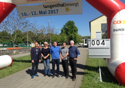 «Zäme bewege» - Das Motto zum diesjährigen «langenthal.bewegt» ist gut angekommen. Bereits am ersten Tag sind zahlreiche Gruppen zum gemeinsamen Minuten-Sammeln im Event-Zentrum «Kreuzfeld» angetreten. Selbstverständlich sind aber auch Einzelpersonen und individuelle Bewegungs-Aktionen jederzeit willkommen. Das Resultat der ersten 5 Stunden von «langenthal.bewegt» 2017 = 23'754 Bewegungsminuten. Zum Resultat vom Vorjahr fehlen somit noch rund 180'000 Minuten. Das schaffen wir!

Gruppen-Selfies finden Beachtung - Die Idee, von jeder Gruppe beim Antreten ein Foto zu schiessen und auf einen Grossbildschirm zu laden, kommt bei den Leuten gut an. Immer wieder werden die endlos abgespielten Bilder betrachtet und natürlich nehmen alle registrierten Gruppen am speziellen Wettbewerb teil.

Als erste unterwegs – Bereits am Vormittag ist die Klasse von Lehrer Hans Hofer zu einer ausgiebigen Bike-Tour gestartet. 24 Schüler/innen und ihr Lehrer waren zusammen viereinhalb Stunden unterwegs und haben so als Gruppe fast 7'000 Bewegungsminuten gesammelt. Bravo!

Aktive Stadtregierung – 5 von 7 Gemeinderäten sind am späten Nachmittag auf den Fuss-Trail gegangen. Mit dabei Stadtpräsident, Vizestadtpräsident und – eigentlich fast von Amtes wegen – die Sportministerin. Während einer guten Stunde haben auch die Magistraten mit Bewegungsminuten zum Ergebnis beigetragen.

Die «wilden» Biker aus Aarwangen – Alle Jahre dabei sind auch die sportlichen Fahrer des Bike-Teams Muemetu. Mit ihren Hightech-Bikes und im einheitlichen Renndress waren sie bereits am ersten Tag nicht nur schnell, sondern auch lang unterwegs.

Qi Gong und Tai Chi Chuen – Völlig neue Bewegungsgefühle vermittelt Ralph Juchli mit seinen fernöstlichen Bewegungskünsten. Erfreulich viele Interessierte liessen sich von ihm in die Geheimnisse dieser hierzulande noch wenig bekannten Bewegungsformen einweihen. Aktiv mit dabei sogar die Berichterstatterin des «Tägus»; da sind wir gespannt auf die Live-Reportage.

Beliebte Angebote – Nach wie vor erleben die wiederum abwechslungsreich ausgeschilderten Trails für Läufer, Jogger, Walker und Wanderer einen guten Zuspruch. Immer mehr Leute sind aber auch per Bike unterwegs. Und auf dem «Kreuzfeld» selber wird natürlich – wie überall, wenn der Nachwuchs dabei ist – eifrig Fussball gespielt. Die Streetsoccer-Anlage ist jedenfalls permanent besetzt.

Die grössten Gruppen am ersten Tag waren die Boys vom Schülertraining der LVL mit über 30 Teilnehmenden, gleich zwei Junioren-Teams des FCL, die Radfahrergruppe der Pro Senectute und natürlich die eingangs erwähnte Schulklasse von Hans Hofer.