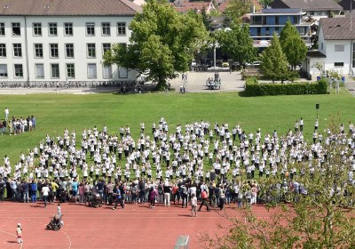 Der "Flash-Mob" vom Freitagmittag - ein eindrücklicher Tanz von spontan zusammen gekommenen Gleichgesinnten - hat gehalten was er versprochen hat. Ein super Spektakel von über 800 Schülerinnen und Schülern aus über 50 Schulklassen, kreiert und geleitet von Christa Rytz vom Dance Center Langenthal und vorgetragen auf dem Kreuzfeld-Rasen vor geschätzten gut 1000 Zuschauern. Super, wie sich alle ins Zeug legten und mit eindrücklichen Formationen herrliche Bilder darstellten. Lang andauernder Applaus des Publikums belohnte Schüler und Lehrkräfte für die geleistete Vorbereitungszeit in den Klassen - und obendrein ergaben die beiden Proben vom Donnerstag und Freitag sowie die Vorführung selber rund 45'000 Bewegungsminuten für "Langenthal bewegt". So kam man bis Freitagmittag auf insgesamt etwas mehr als 170'000 Bewegungsminuten, mit leichtem Vorsprung für die männlichen Teilnehmer.
Und nun liessen sich die Langenthalerinnen und Langenthaler nicht lumpen: zuerst lieferten die Berufs- und Mittelschulen vom "Hard" ihre an drei Tagen gesammelten Bewegungsminuten ab, und dann machten sich am Freitagnachmittag nochmals zahlreiche Schulklassen, Gruppen, Familien und Einzelpersonen auf die verschiedenen Strecken, während auf dem Kreuzfeld die jüngsten Fussballer des FCL in ihrem traditionellen Turnier eifrig Minuten sammelten - und siehe da: mit den letzten Rückkehrern wurde das ehrgeizige interne Ziel von 200'000 Minuten mit insgesamt 202'295 registrierten Bewegungsminuten übertroffen. Im "Duell der Geschlechter" haben die männlichen Teilnehmer ihre Führung vom Mittwoch und Donnerstag nicht mehr abgegeben: 106'529 zu 95'766 lautet das Endergebnis.
