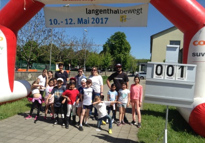 «Zäme bewege» - Das Motto zum diesjährigen «langenthal.bewegt» ist gut angekommen. Bereits am ersten Tag sind zahlreiche Gruppen zum gemeinsamen Minuten-Sammeln im Event-Zentrum «Kreuzfeld» angetreten. Selbstverständlich sind aber auch Einzelpersonen und individuelle Bewegungs-Aktionen jederzeit willkommen. Das Resultat der ersten 5 Stunden von «langenthal.bewegt» 2017 = 23'754 Bewegungsminuten. Zum Resultat vom Vorjahr fehlen somit noch rund 180'000 Minuten. Das schaffen wir!

Gruppen-Selfies finden Beachtung - Die Idee, von jeder Gruppe beim Antreten ein Foto zu schiessen und auf einen Grossbildschirm zu laden, kommt bei den Leuten gut an. Immer wieder werden die endlos abgespielten Bilder betrachtet und natürlich nehmen alle registrierten Gruppen am speziellen Wettbewerb teil.

Als erste unterwegs – Bereits am Vormittag ist die Klasse von Lehrer Hans Hofer zu einer ausgiebigen Bike-Tour gestartet. 24 Schüler/innen und ihr Lehrer waren zusammen viereinhalb Stunden unterwegs und haben so als Gruppe fast 7'000 Bewegungsminuten gesammelt. Bravo!

Aktive Stadtregierung – 5 von 7 Gemeinderäten sind am späten Nachmittag auf den Fuss-Trail gegangen. Mit dabei Stadtpräsident, Vizestadtpräsident und – eigentlich fast von Amtes wegen – die Sportministerin. Während einer guten Stunde haben auch die Magistraten mit Bewegungsminuten zum Ergebnis beigetragen.

Die «wilden» Biker aus Aarwangen – Alle Jahre dabei sind auch die sportlichen Fahrer des Bike-Teams Muemetu. Mit ihren Hightech-Bikes und im einheitlichen Renndress waren sie bereits am ersten Tag nicht nur schnell, sondern auch lang unterwegs.

Qi Gong und Tai Chi Chuen – Völlig neue Bewegungsgefühle vermittelt Ralph Juchli mit seinen fernöstlichen Bewegungskünsten. Erfreulich viele Interessierte liessen sich von ihm in die Geheimnisse dieser hierzulande noch wenig bekannten Bewegungsformen einweihen. Aktiv mit dabei sogar die Berichterstatterin des «Tägus»; da sind wir gespannt auf die Live-Reportage.

Beliebte Angebote – Nach wie vor erleben die wiederum abwechslungsreich ausgeschilderten Trails für Läufer, Jogger, Walker und Wanderer einen guten Zuspruch. Immer mehr Leute sind aber auch per Bike unterwegs. Und auf dem «Kreuzfeld» selber wird natürlich – wie überall, wenn der Nachwuchs dabei ist – eifrig Fussball gespielt. Die Streetsoccer-Anlage ist jedenfalls permanent besetzt.

Die grössten Gruppen am ersten Tag waren die Boys vom Schülertraining der LVL mit über 30 Teilnehmenden, gleich zwei Junioren-Teams des FCL, die Radfahrergruppe der Pro Senectute und natürlich die eingangs erwähnte Schulklasse von Hans Hofer.