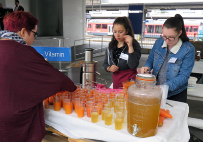 Lernende der Stadtverwaltung unterstützten den Verein maxi.mumm bei den Apéro-Vorbereitungen.